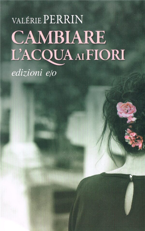 Cambiare l'acqua ai fiori